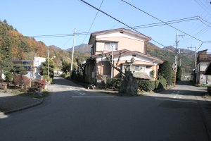 道祖神のある二差路の左の道を川沿いに進む