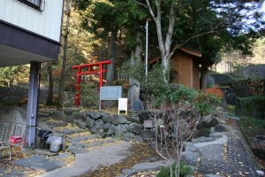 不動湯裏の不動尊の鳥居横の硯水の霊水