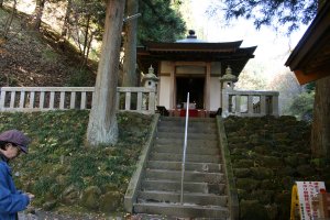 階段の上に硯水不動尊の不動堂