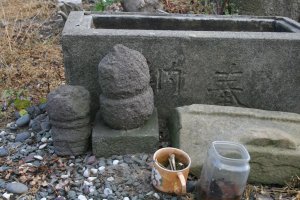御手洗の前に双子石の道祖神