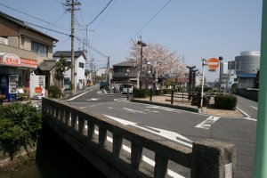 庄内用水路にかかるふじた橋の欄干桜の咲いているところが東岸広場