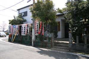 北側から見た沢山の幟が立つ東岸公民館東岸居士の幟の後ろの左隅に居士のお社