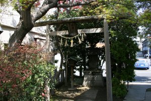 同じ敷地内の神明のお社