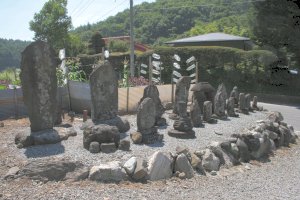 真中の前にイボ神様の宝篋印塔があります