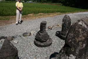 後側から見たいぼ神様の宝篋印塔