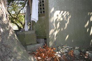 横から見たいぼ神様のお堂