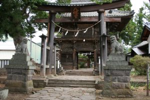 狛犬と二の鳥居。鳥居の後ろに随身門