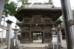 二の鳥居の後ろに石灯籠と豪華な随身門