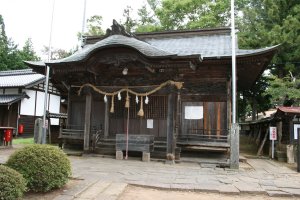 八幡神社の本殿、社殿の前に今は石がない