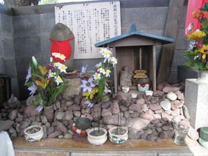 いぼ地蔵の右隣の祠に水死者の供養碑