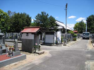 左方からみた地蔵堂、中央遠方に御本堂