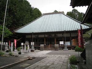洞雲寺御本堂、向かって左に観音堂
