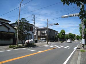 七ツ木市民の家信号機手前に地蔵(南方から)