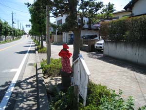 北側から眺めた恵母地蔵