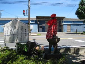 正面から眺めた恵母地蔵と説明板