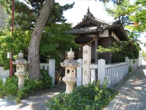 斜め右前から眺めた弁天さんのお社