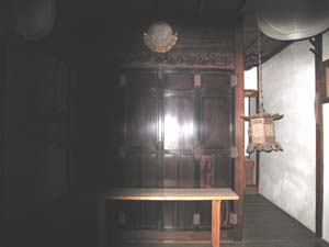 暗い弁天社の中を撮影