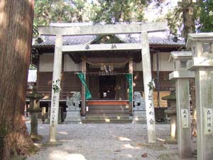 家城神社本殿前に四の鳥居