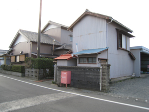 石橋宅の南隅に延命地蔵尊があります