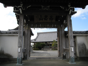 いぼ地蔵さんを供養している成因禅寺の山門