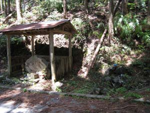 鏡石の祠の右側に湧水