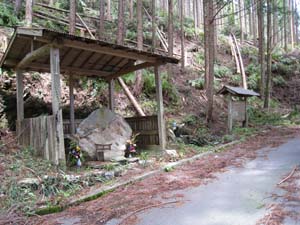 鏡石の後方で掲示板の手前に鏡石の水