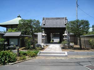山門側から眺めた泉光院