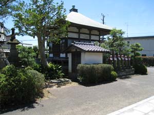 ご本堂側から眺めた地蔵堂と薬師堂