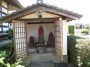 扉を開けた地蔵堂