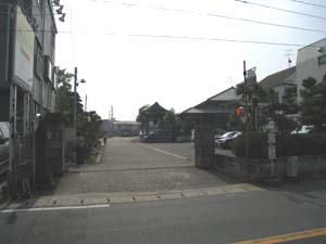 源心寺正門、右門柱の後方に本堂