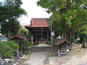 欠真間不動堂、手水舎の後方がいぼとり地蔵