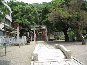 正面から橿森神社の鳥居、向かって左に織田信長公の建勲神社