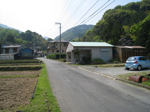 中央の白い建物に金米さんがあります