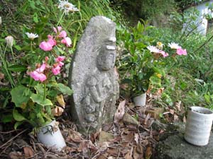 向って左前方から見たいんぼ地蔵
