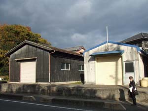 二つの倉庫様建物の間の小路を入る