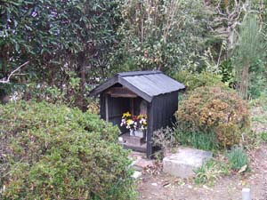 向って右前から見たいぼとり地蔵の祠