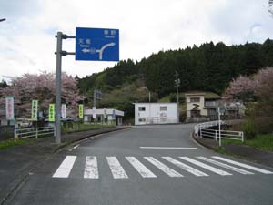 三倉の一ノ瀬橋、突き当たりの左方に駐車場