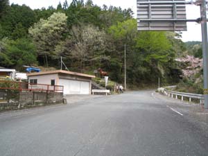 建物の背部に戦国夢街道の上り口