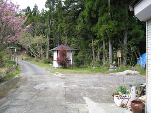 花立宅北側のトイレ手前にいぼとり地蔵