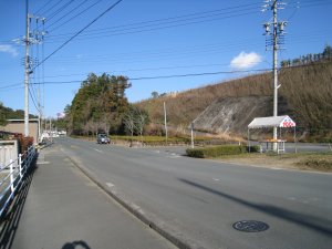 藤淵橋交差点からの東方向、電柱で右折