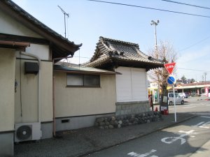 東側から見た観音堂・右遠方にスーパー富士正