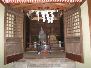 集会所の渡り廊下側から見た観音堂