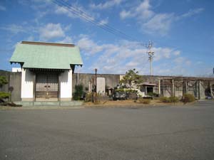 向かって右側の小さなお堂が地蔵堂