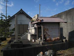 右横から眺めた地蔵堂