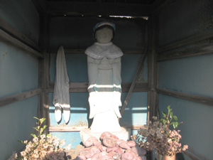 地蔵前の赤い石でいぼを撫でる