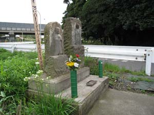 向かって右側から見た疣取り地蔵