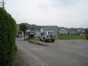 交差点角に1本の木といぼとり地蔵の地蔵堂