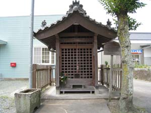 正面から見たいぼとり地蔵の地蔵堂