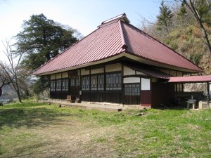向かって右前方向から見た長清禅寺