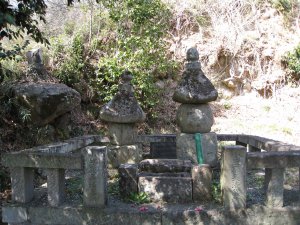 正面から見た小笠原長清のお墓